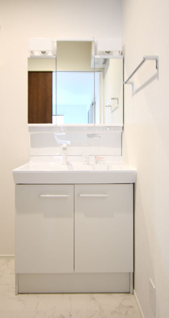 三面鏡の裏は収納スペースとなっており、物が多くなりがちな洗面台まわりをスッキリ保つことができます。 