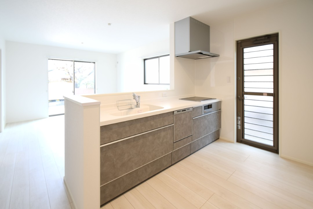 対面式キッチンは家事をしながら家族を見守り、コミュニケーションの取れる人気のスタイル。食洗器付きで洗い物の時間を削減でき、家事の負担を軽減してくれるキッチンです。