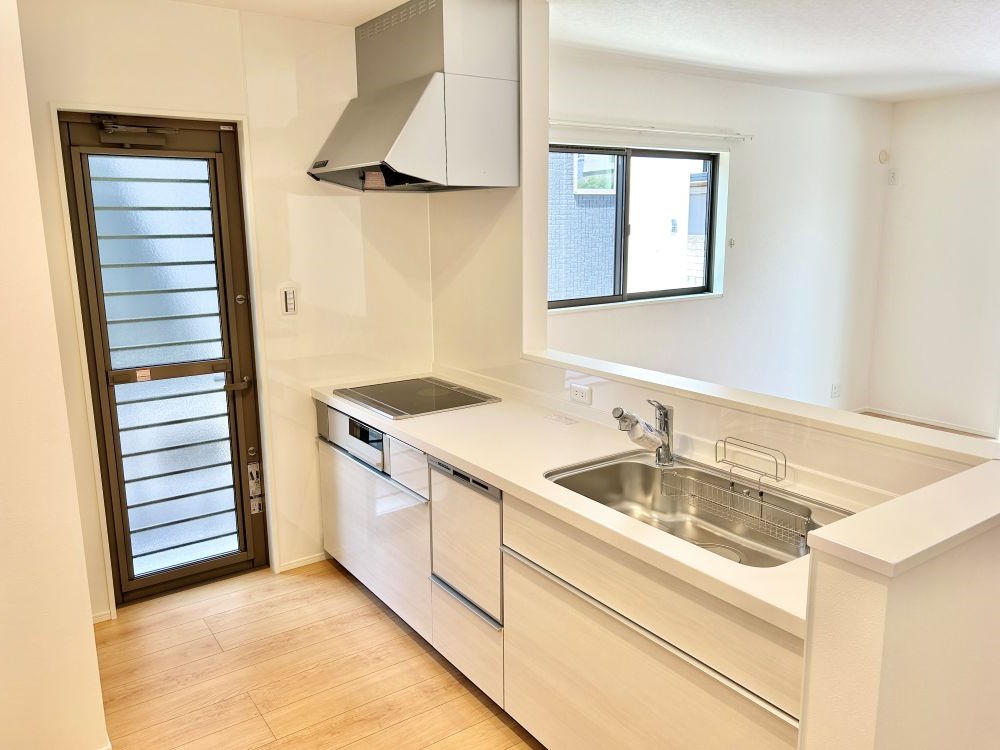 ワークトップは人造大理石で細かい傷もつきにくい♪勝手口もあるので、ゴミ問題も困りません！※施工事例です。実際とは異なります。