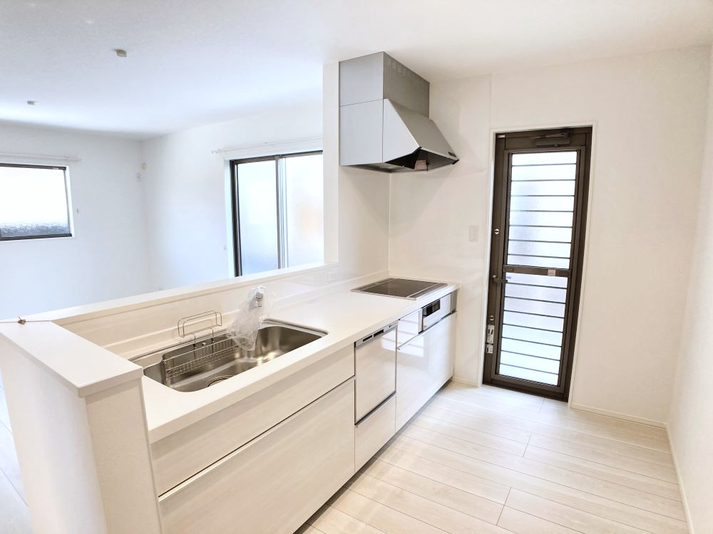 対面式キッチンは家事をしながら家族を見守り、コミュニケーションの取れる人気のスタイルです。食洗器付きで洗い物の時間を削減でき、家事の負担を軽減してくれるキッチンです。※施工事例です。実際とは異なります