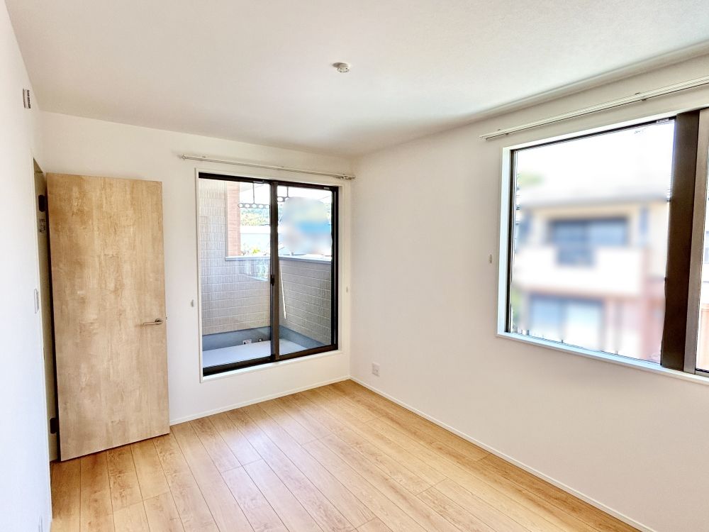 主寝室は広々していて安らげる空間に。バルコニーにすぐアクセスできるため、お洗濯物の片付けもらくらく♪※施工事例です。実物とは異なります。