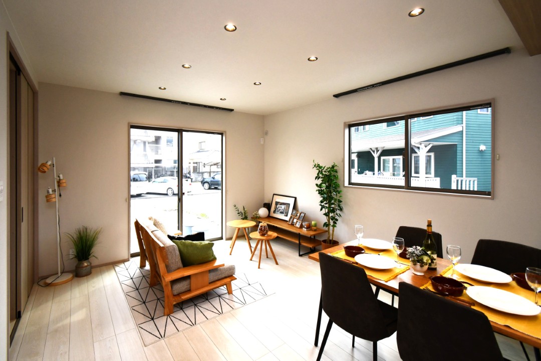 【明るさとやわらかさに包まれるLDK】 ホワイト×ライトグレージュを基調にした、清潔感とやわらかさを兼ね備えたLDK。