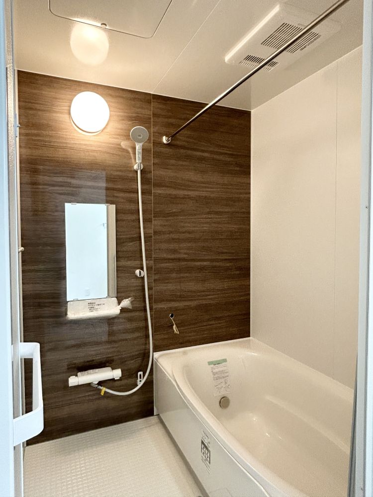 サーモフロアで水はけが良い♪ 水垢が付きにくく綺麗な浴室を保ちます♪ 浴室乾燥機付きです！