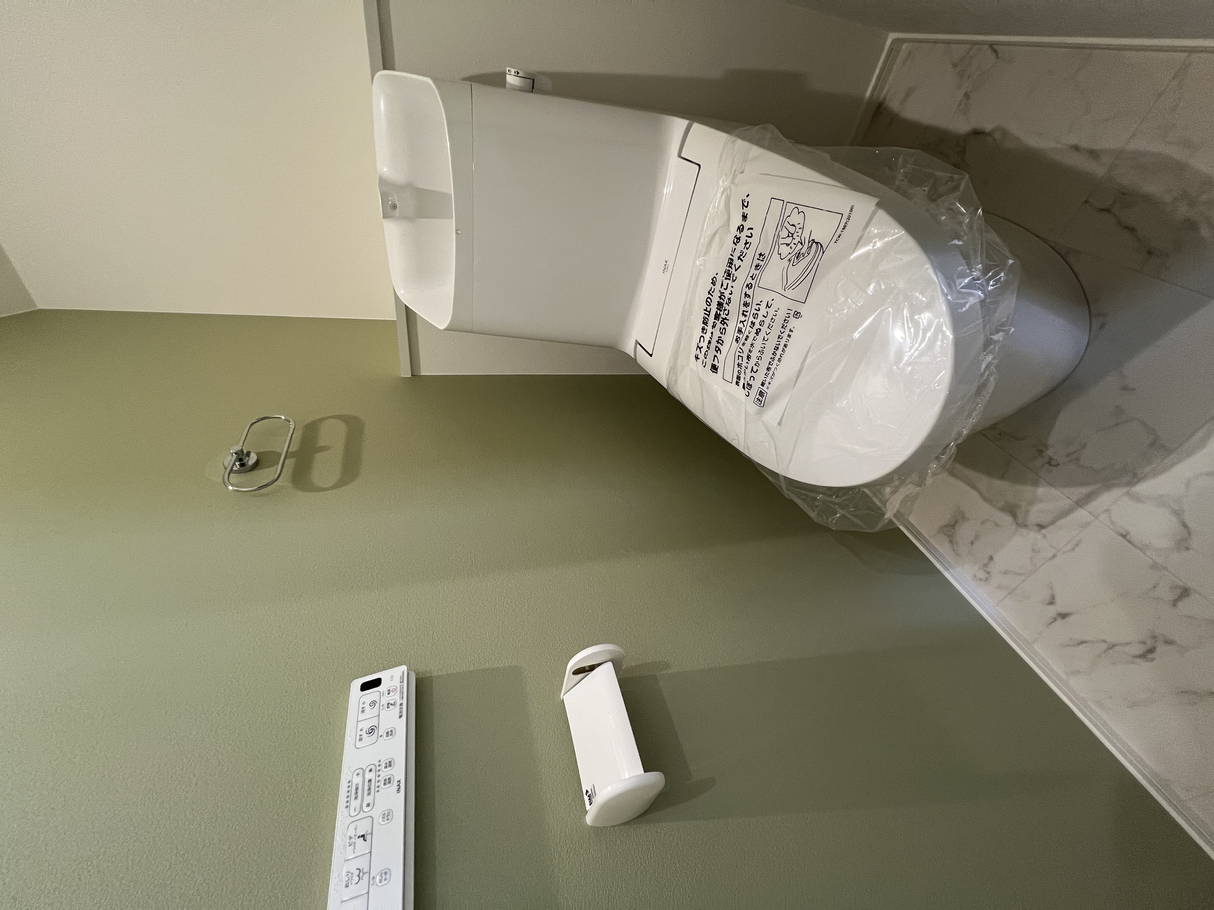サッと汚れが落ちるのでお掃除楽々なトイレです。2階にもトイレがあるので家族が多くても安心♪