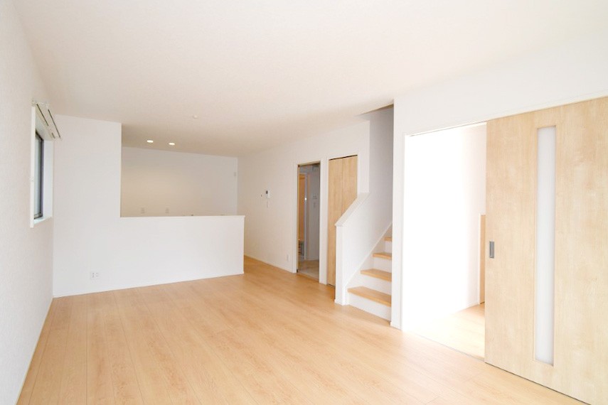 家族が集まるリビングは広々16.7帖！キッチンからリビングが見渡せるため、どこに居ても家族を感じ、会話もはずみますね。※施工事例です。実際とは異なります。