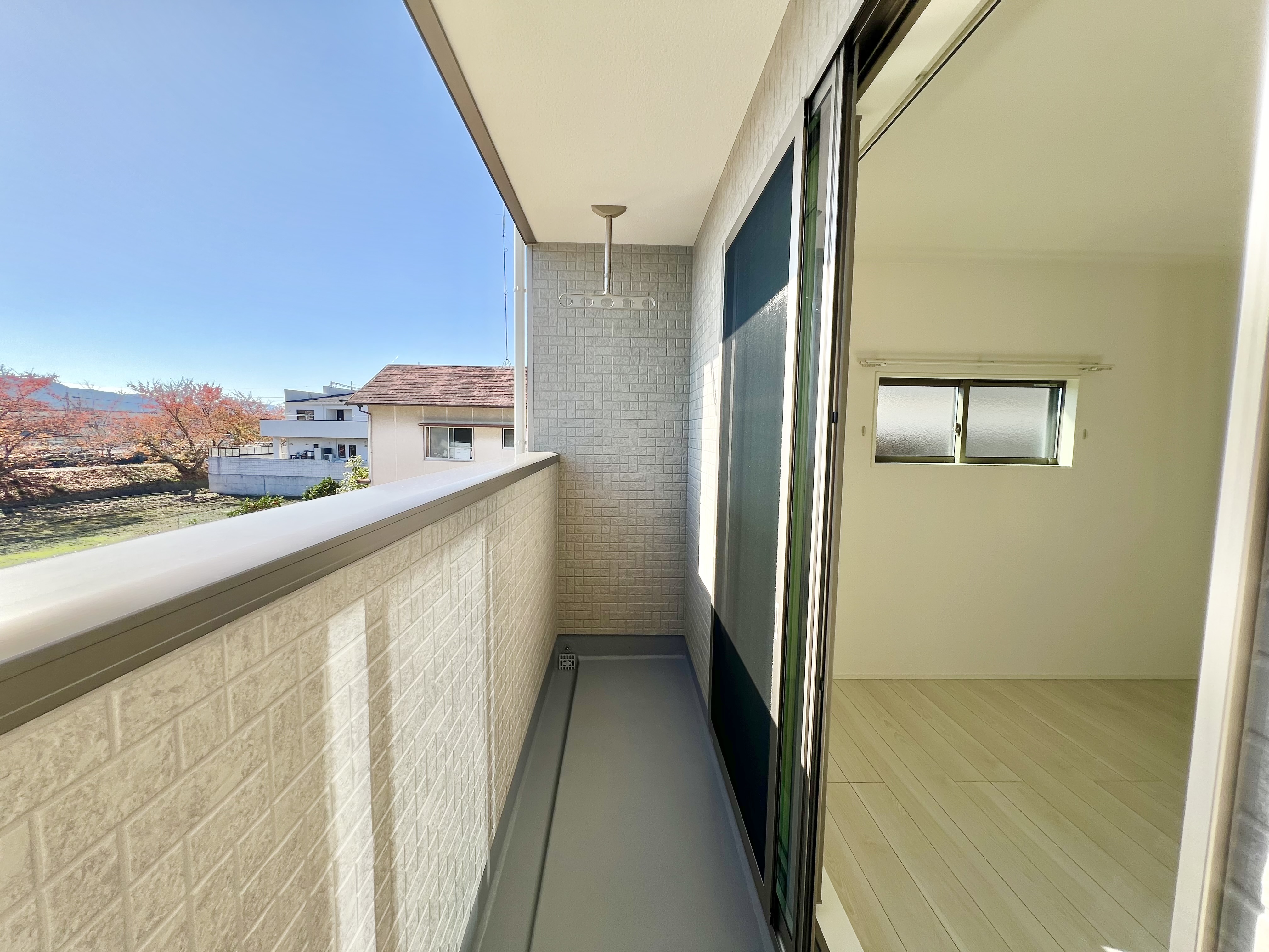 屋根付きバルコニーで急な雨で洗濯物が濡れる心配も少ない設計♪天井吊りパイプで足回りもスッキリ！