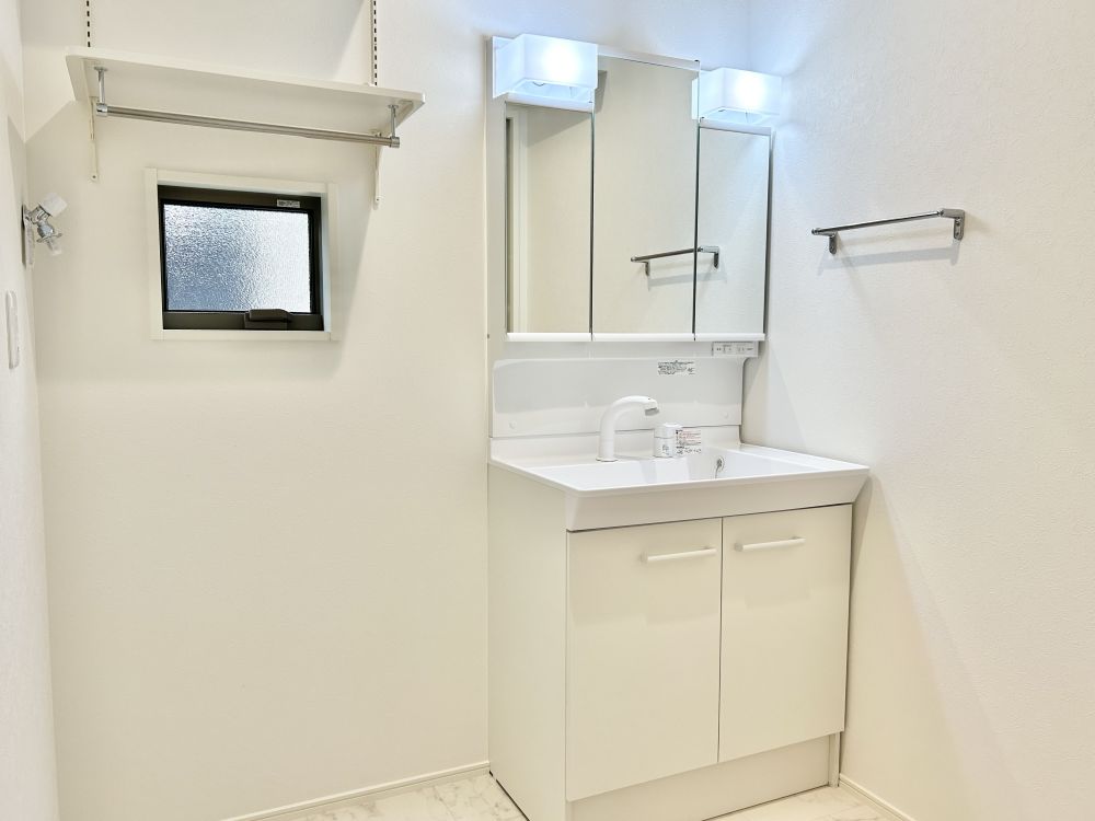 広めの洗面ボウルは、洗顔や手洗いはもちろん、お洗濯の予洗いなどにも便利な洗面化粧台です。