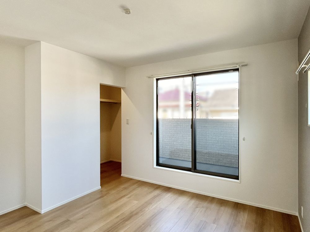 7.5帖のゆとりある寝室。お気に入りのベッドを置いて、心からくつろげるプライベート空間をつくりませんか。※施工事例です。実物とは異なります。