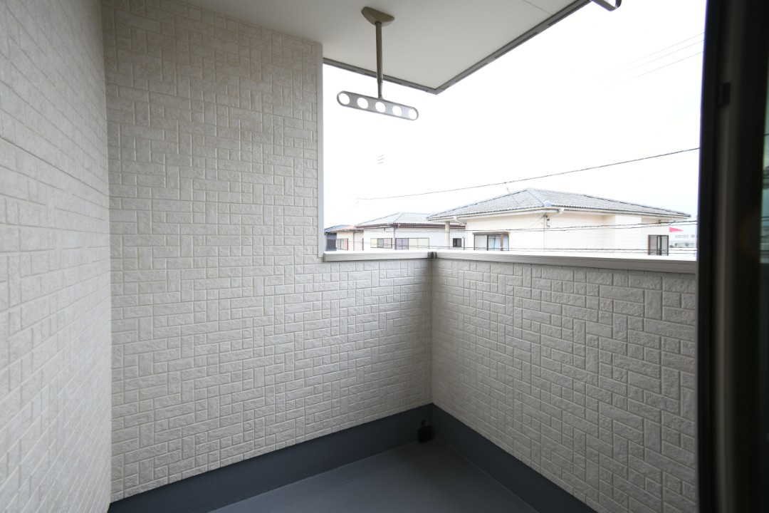 屋根付きバルコニーで急な雨で洗濯物が濡れる心配も少ない設計♪ 天井吊りパイプで足回りもすっきり♪ ※施工事例です。実物とは異なります。詳しくはお問い合わせください。