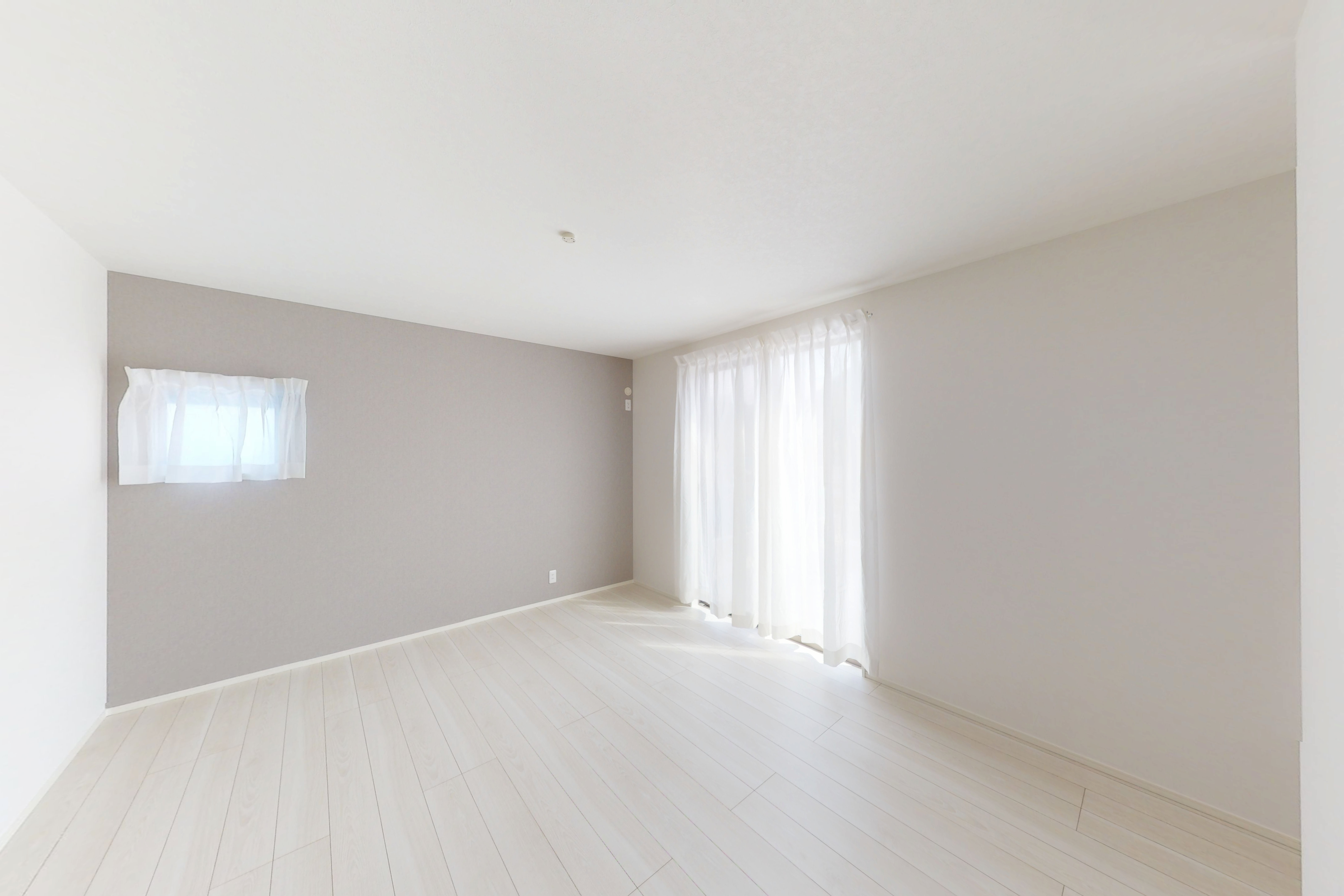 11.5帖の主寝室。明るい朝の目覚めができそう。アクセントクロスで部屋の雰囲気を工夫してみるのも楽しそうですね。