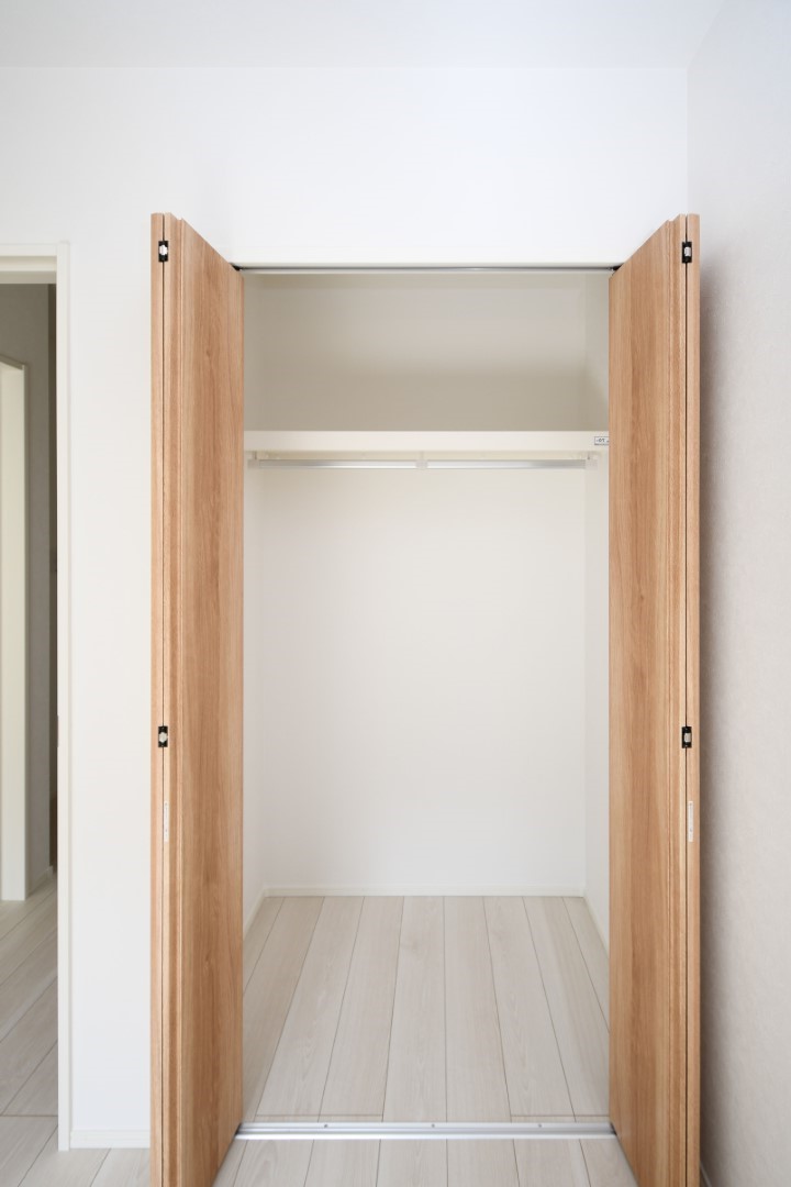 全居室収納付き！ハンガーパイプ付き棚で高さも160cmとお子様でも一人で掛けられる高さです♪※施工事例です。実物とは異なります。詳しくはお問い合わせください。