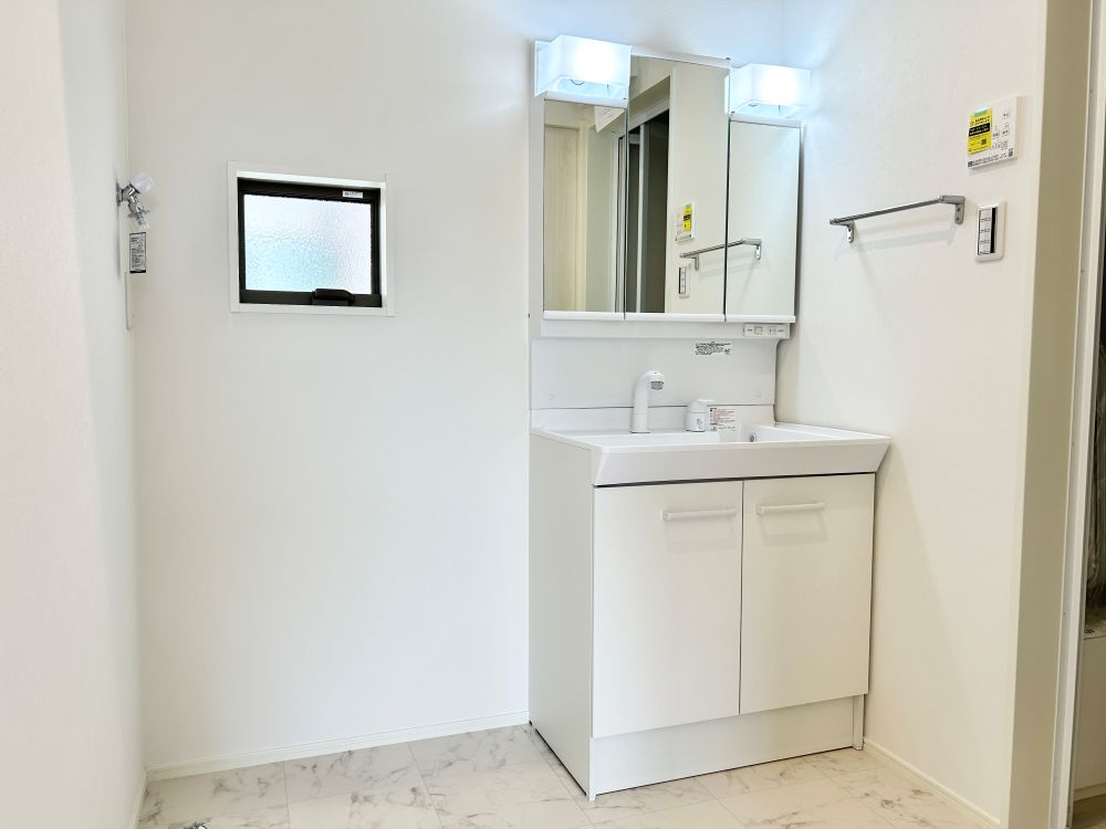 三面鏡の裏は収納スペースとなっており、物が多くなりがちな洗面台まわりをスッキリ保つことができます。