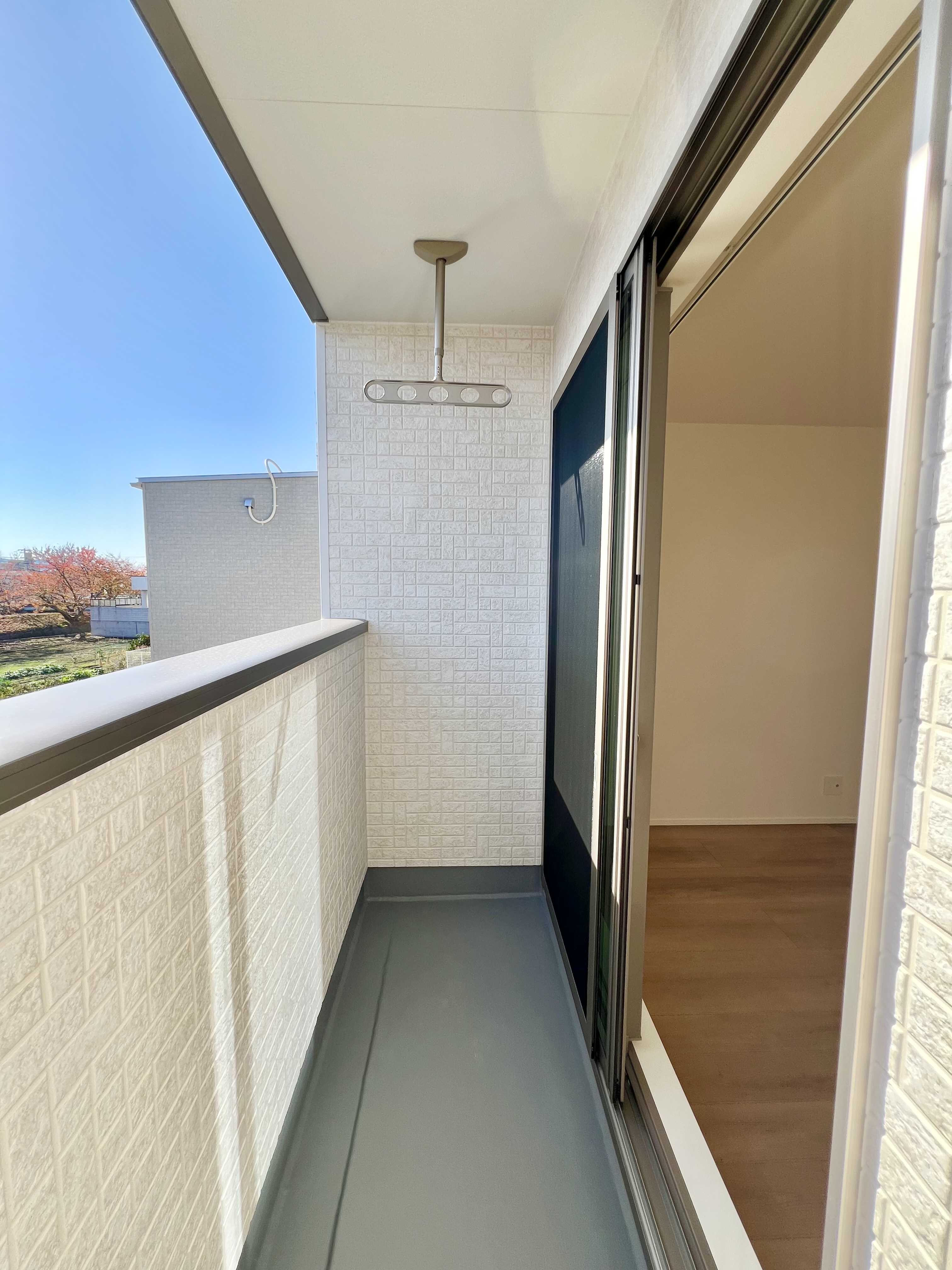 屋根付きバルコニーで急な雨で洗濯物が濡れる心配も少ない設計♪天井吊りパイプで足回りもスッキリ！