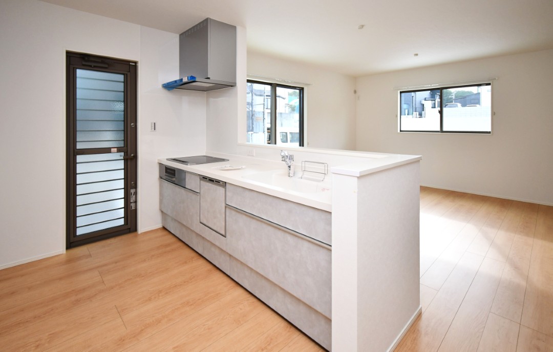 対面式キッチンは家事をしながら家族を見守り、コミュニケーションの取れる人気のスタイル。食洗器付きで洗い物の時間を削減でき、家事の負担を軽減してくれるキッチンです。