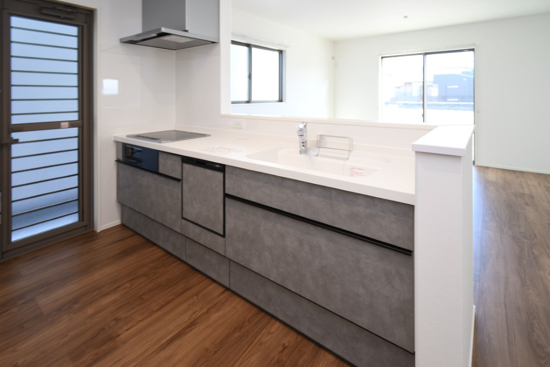 対面式キッチンは家事をしながら家族を見守り、コミュニケーションの取れる人気のスタイル。食洗器付きで洗い物の時間を削減でき、家事の負担を軽減してくれるキッチンです。※施工事例です。実物とは異なります。詳しくはお問い合わせください。