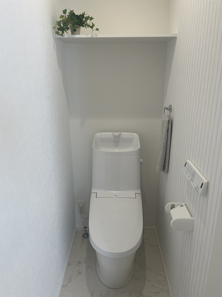 白がキレイなトイレ♪1階のトイレには小窓と棚を設置♪※お引渡し時に家具や備品等は付属しません。
