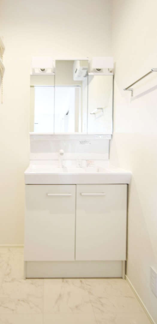 三面鏡の裏は収納スペースとなっており、物が多くなりがちな洗面台まわりをスッキリ保つことができます。