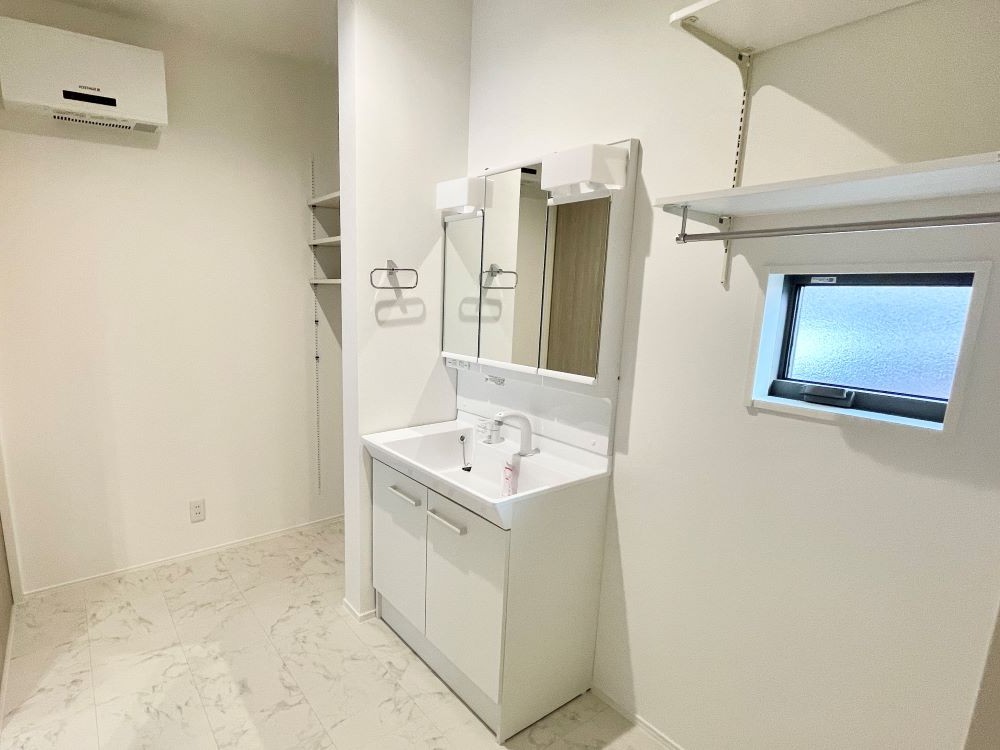 三面鏡の裏は収納スペースとなっており、物が多くなりがちな洗面台まわりをスッキリ保つことができます。※施工事例です。実物とは異なります。