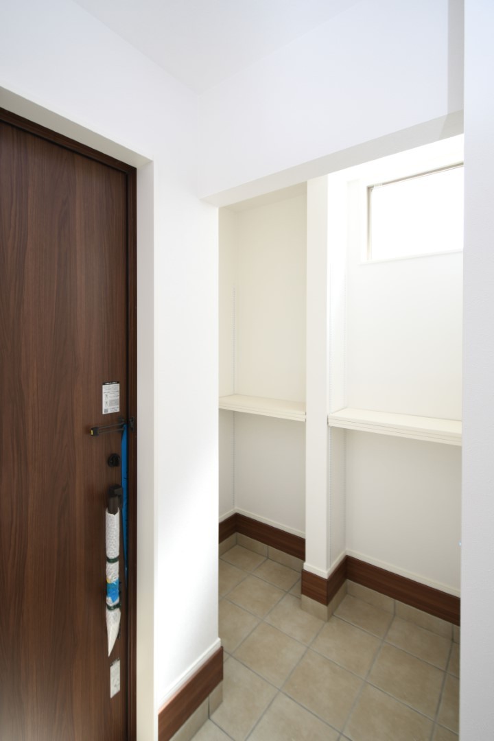 大容量の土間収納を設置。靴はもちろん、べビーカーや 趣味の道具を置いておくのにも便利です♪※施工事例です。実際の建物とは異なります。