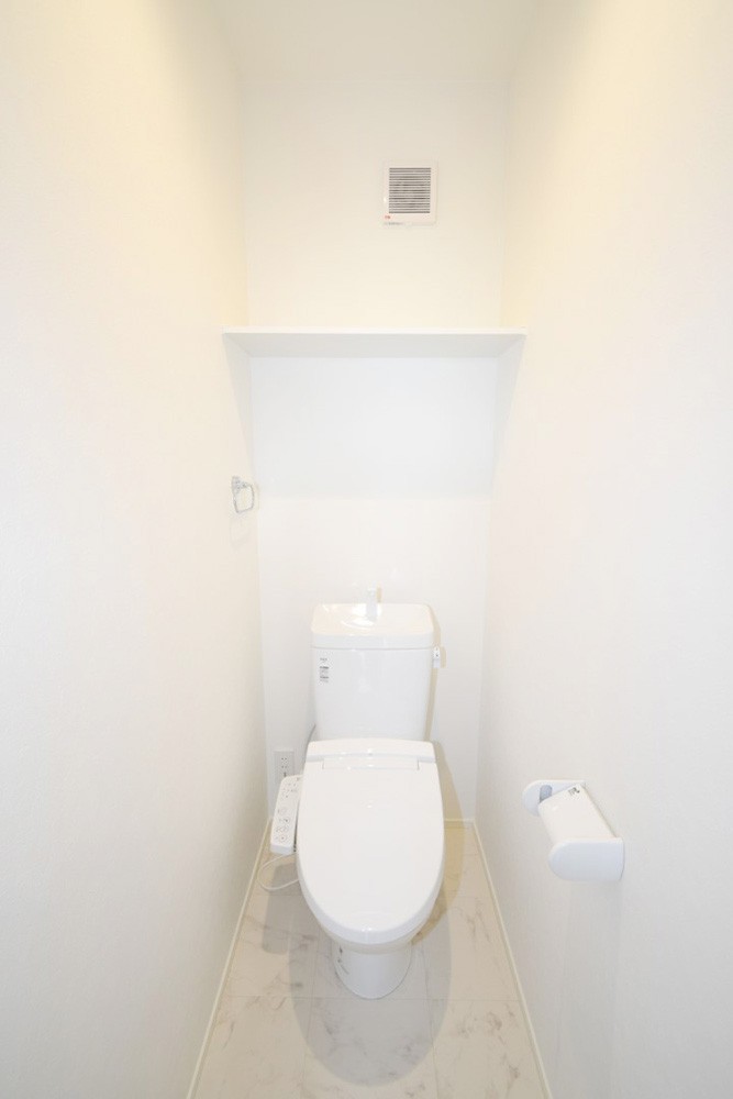 温水洗浄便座トイレ。新素材により、気になる便座もサッとひとふきでキレイになります。※施工事例です。実物とは異なります。