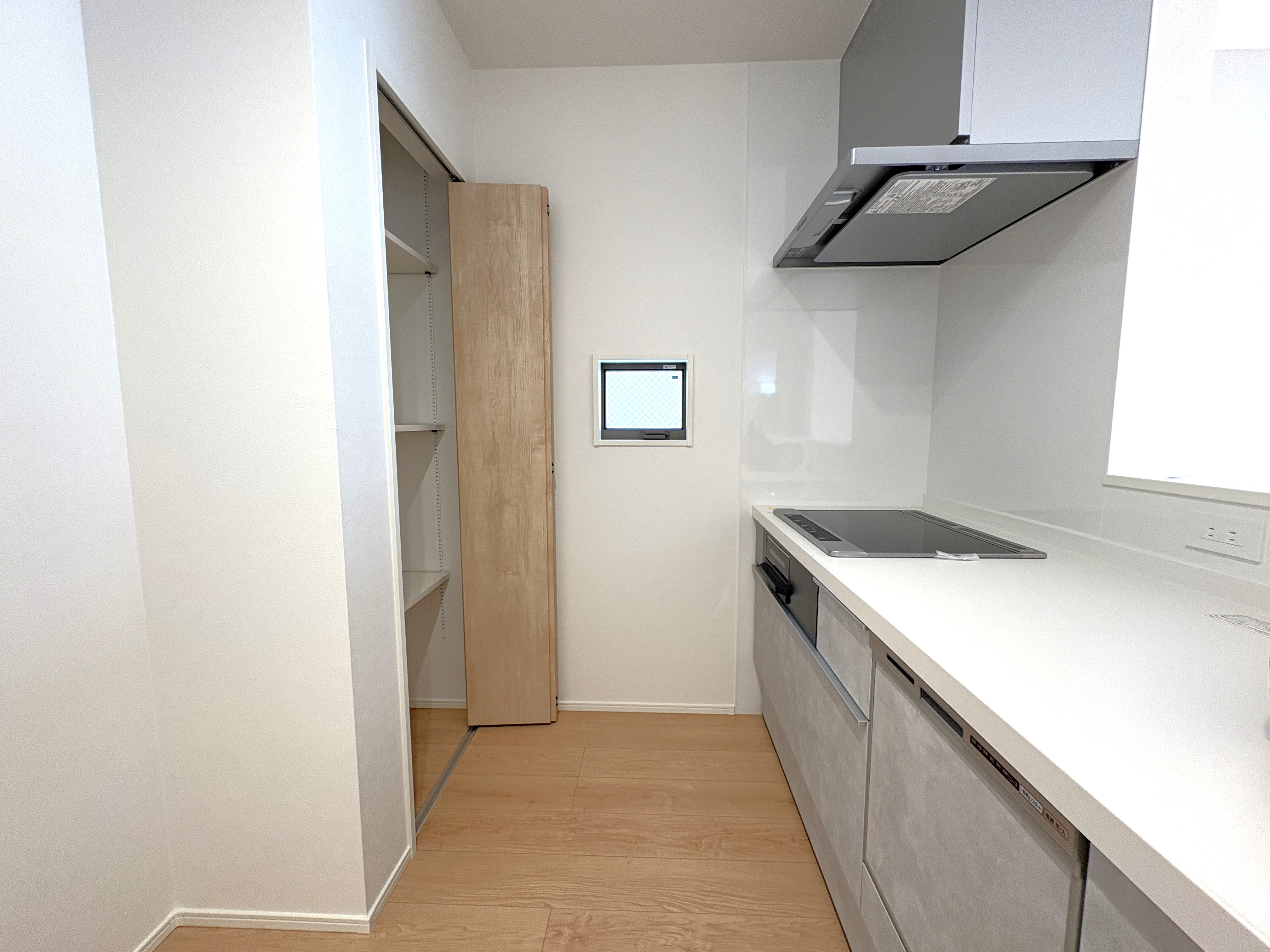 キッチン後ろには可動棚を設置！扉付きでパントリーとしてご使用していただけます。※施工事例になります。実際と色やデザインが異なりますので詳しくはお問い合わせください。