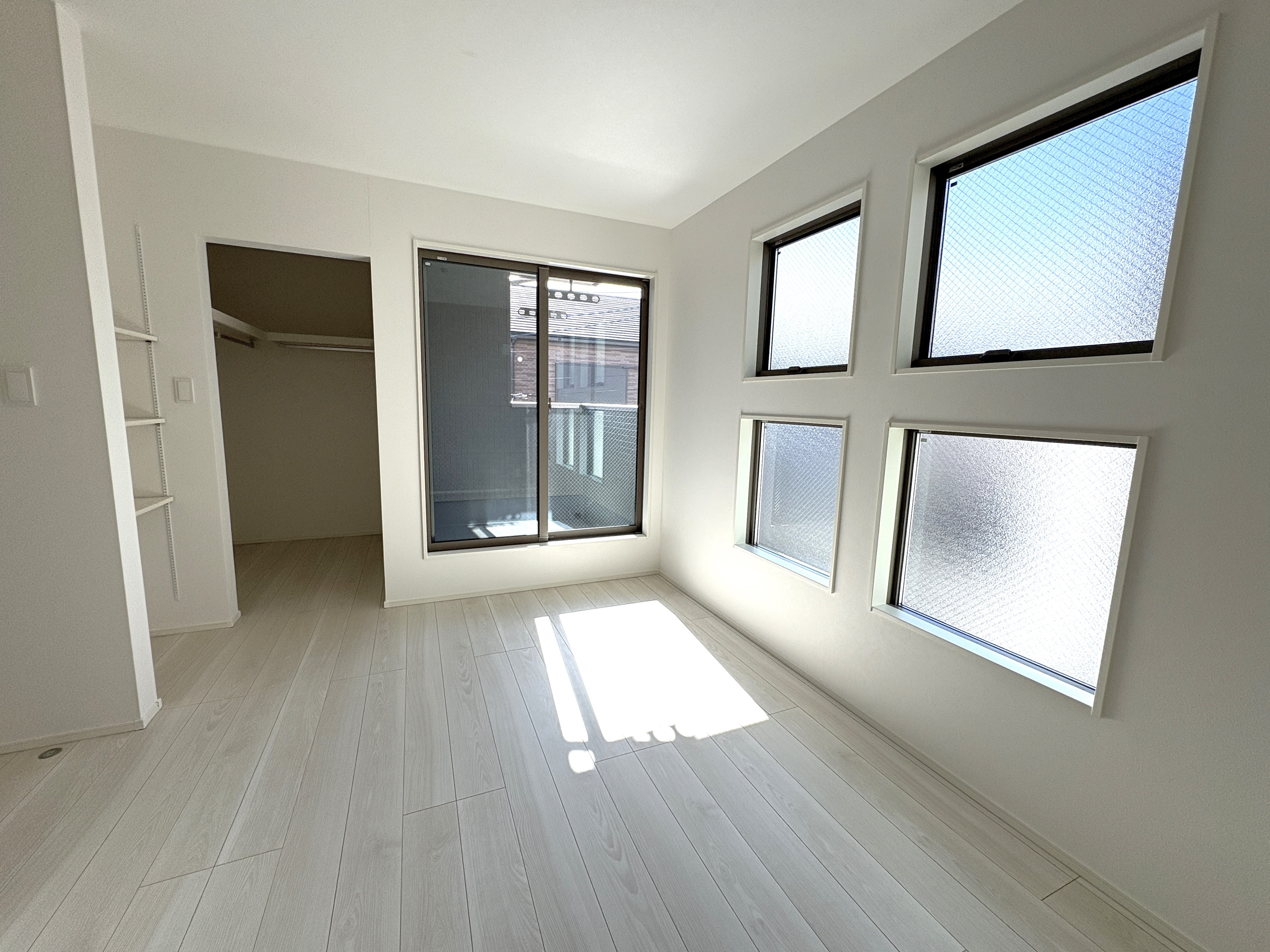 主寝室は広々していて安らげる空間に。