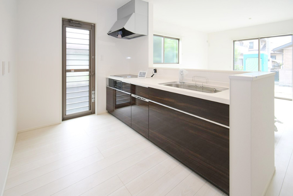 対面式キッチンは家事をしながら家族を見守り、コミュニケーションの取れる人気のスタイル。食洗器付きで洗い物の時間を削減でき、家事の負担を軽減してくれるキッチンです。 ※施工事例です。実物とは異なります。詳しくはお問い合わせください。