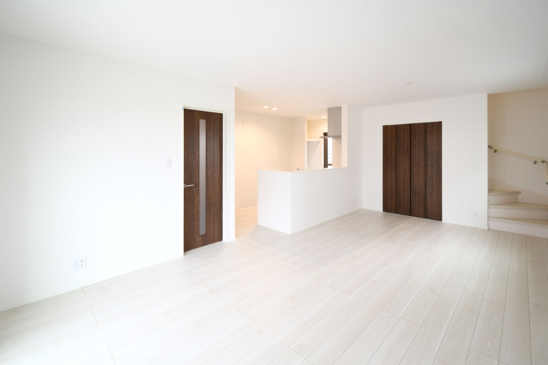 家族が集まる明るいリビング！お子様のお勉強をダイニングで済ませるようにすると家事をしながらお子様の頑張りを見守れます♪ ※施工事例です。実物とは異なります。詳しくはお問い合わせください。