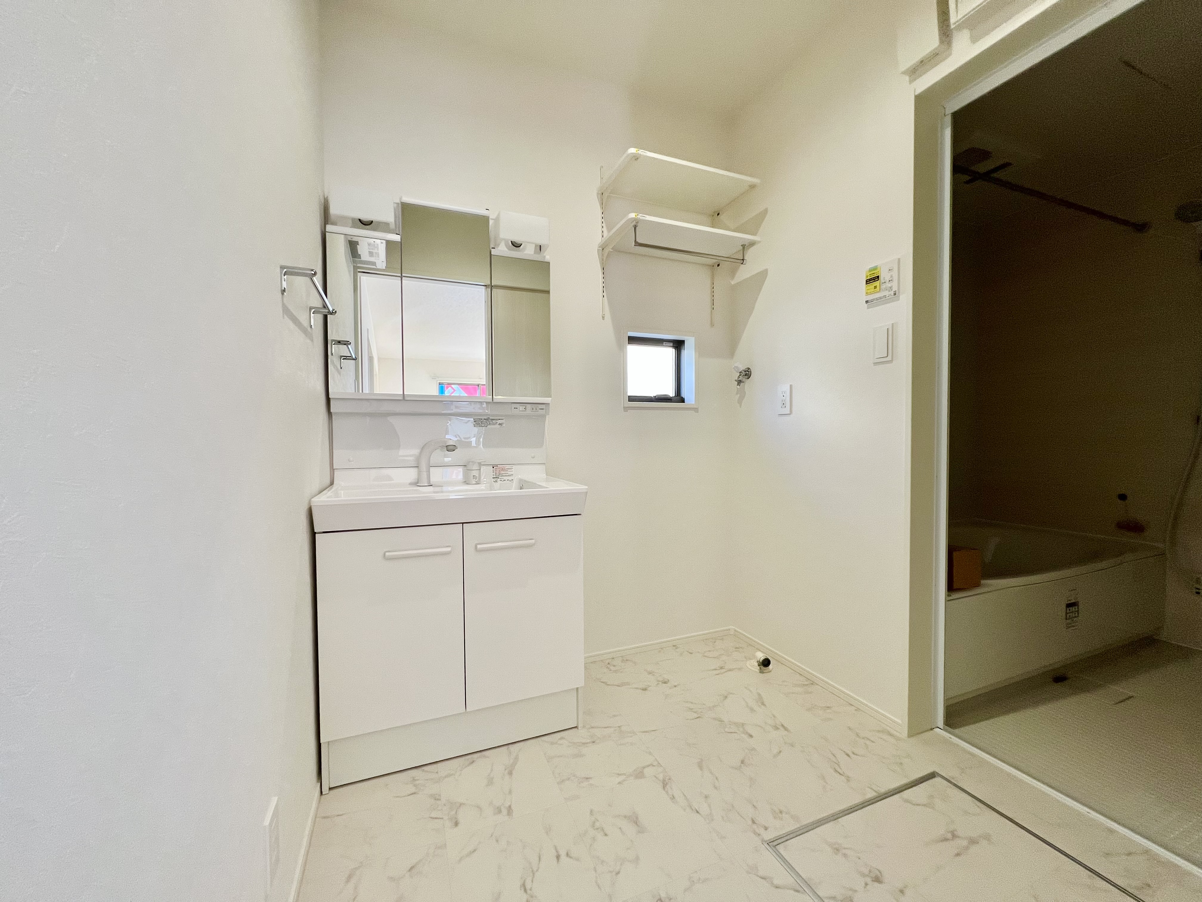 三面鏡の裏は収納スペースとなっており、物が多くなりがちな洗面台まわりをスッキリ保つことができます。