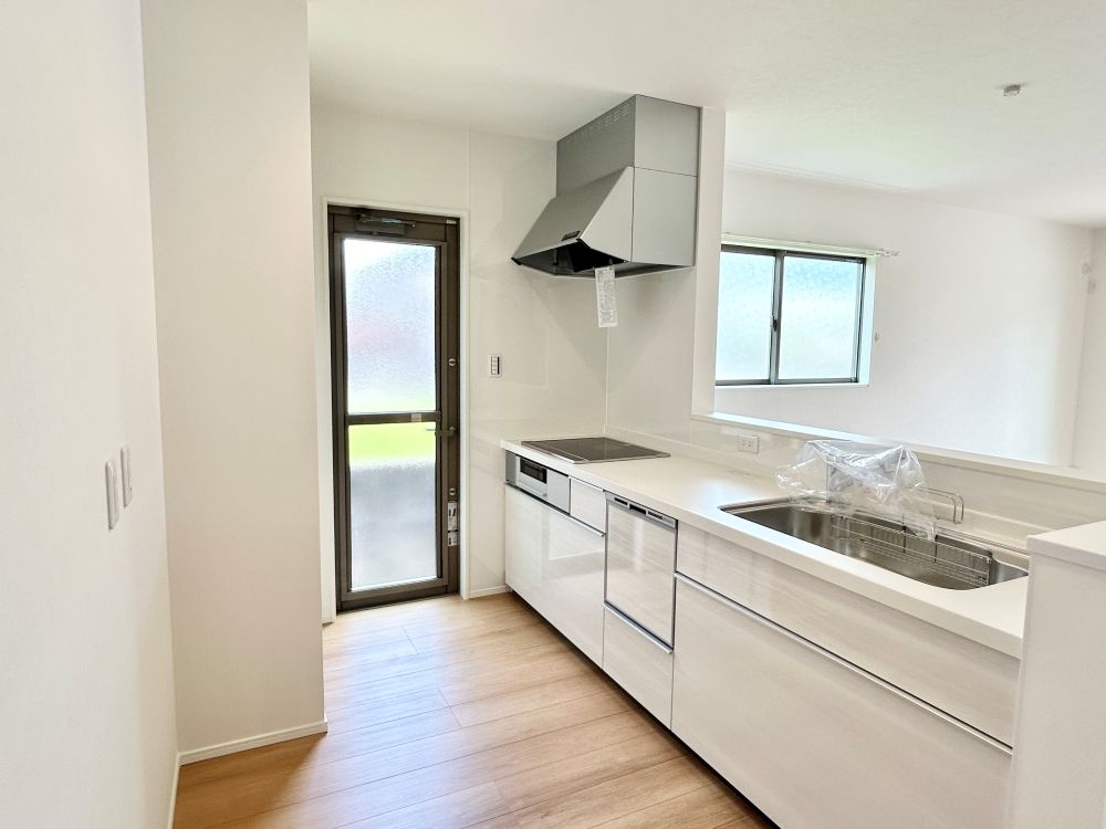 食洗器付きで洗い物の時間を削減でき、家事の負担を軽減してくれるキッチンです。勝手口もついているので、ゴミの置き場にも困りません！