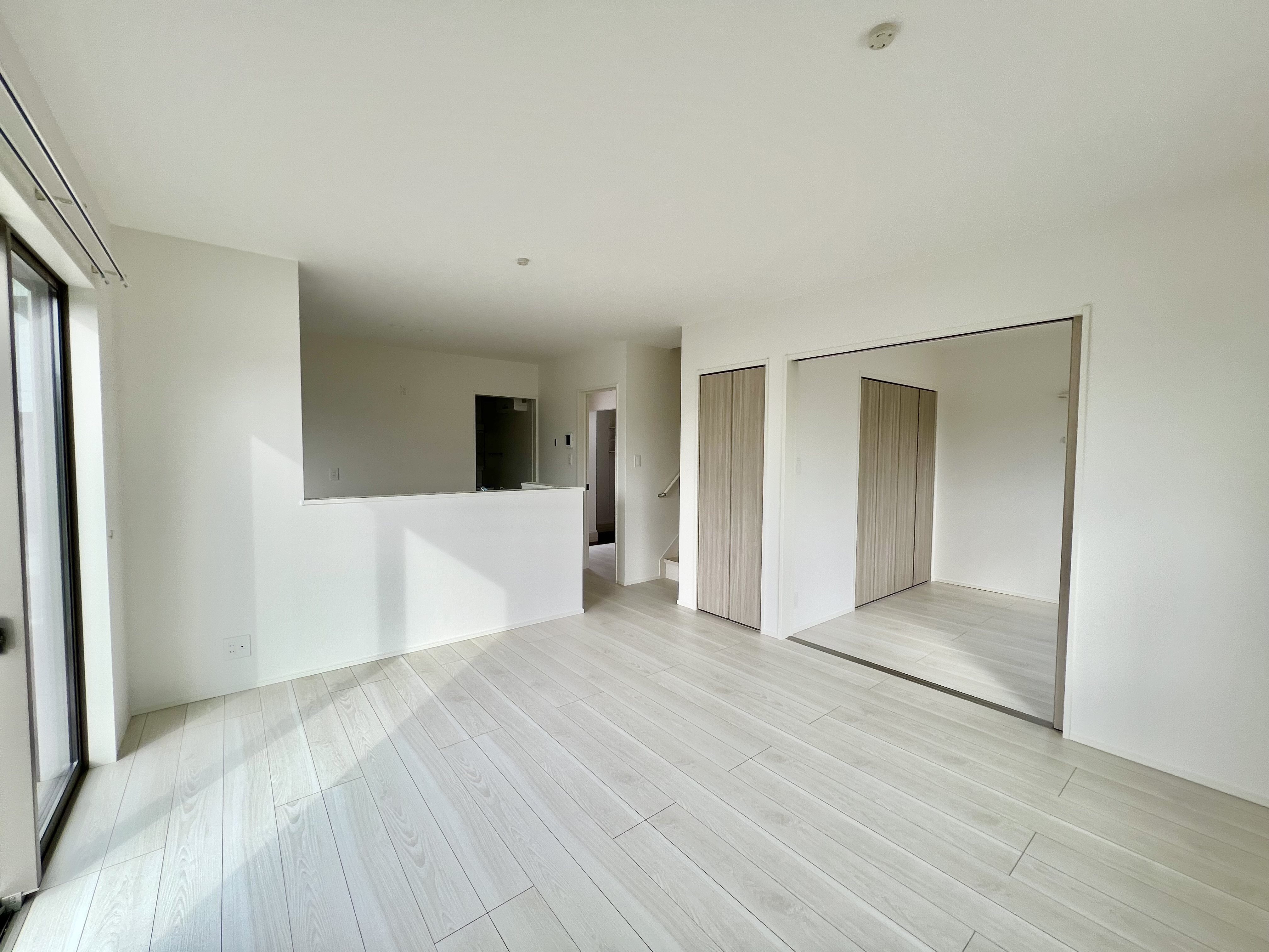 家族が集まるリビングは広々14.2帖！キッチンからもリビングが見渡せるため、どこに居ても家族を感じ、会話もはずみますね。