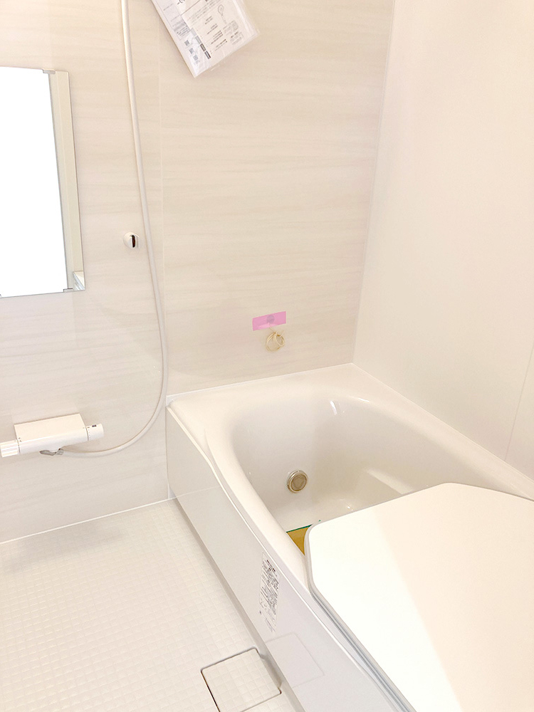 1日の疲れをほぐす、とっておきのリラクゼーションタイムを楽しむバスルーム。 美しく、機能的なデザインを採用、清潔感あふれる心地よい空間づくりにこだわりました。※施工事例になります。実際と色やデザインが異なりますので詳しくはお問い合わせください。