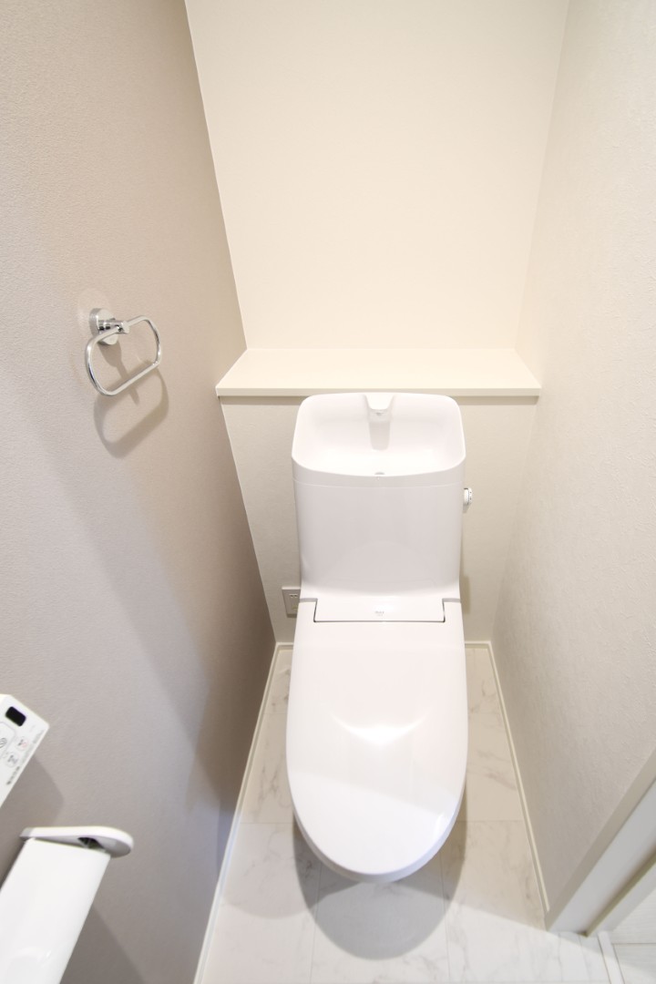  温水洗浄便座トイレ。新素材により、気になる便座もサッとひとふきでキレイになります。