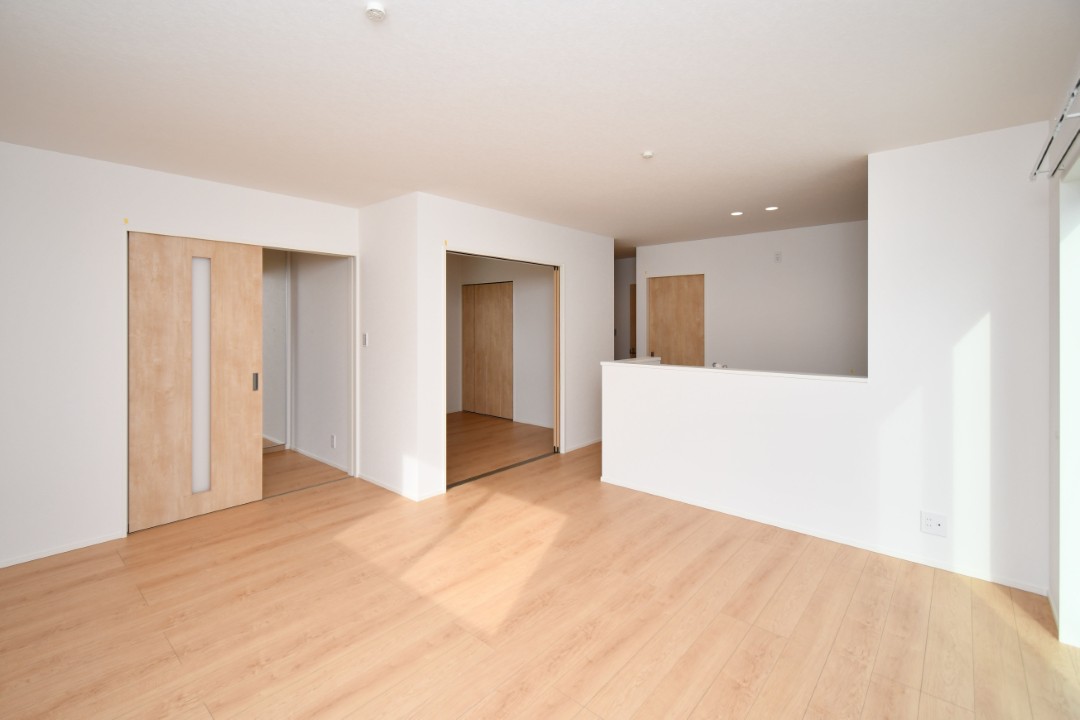 家族が集まるリビングは広々16.6帖！キッチンからもリビングが見渡せるため、どこに居ても家族を感じ、会話もはずみますね。 