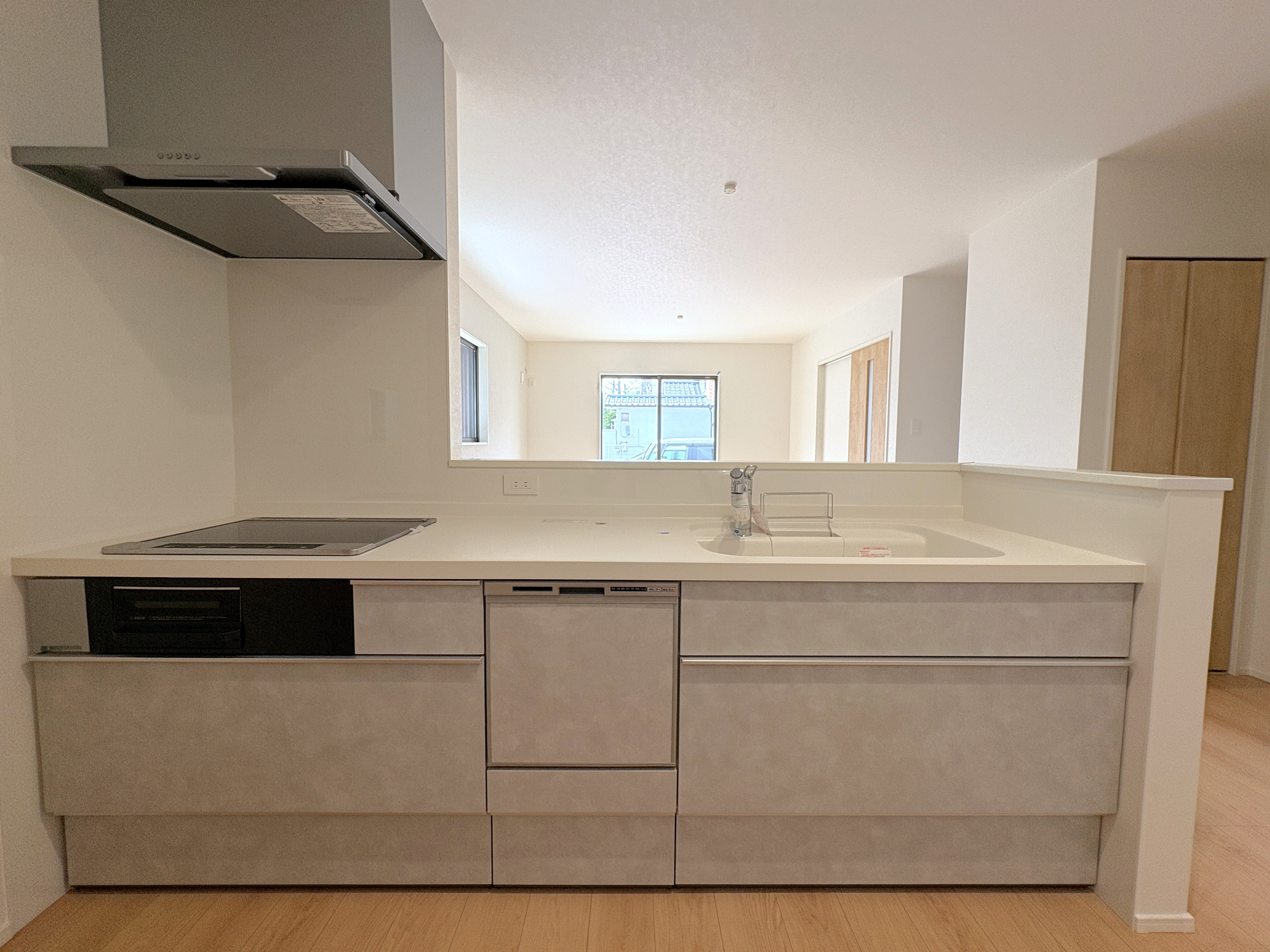 食洗器付きのシステムキッチン。洗い物の時間を削減でき、家事の負担を軽減してくれます。※施工事例になります。実際と色やデザインが異なりますので詳しくはお問い合わせください。