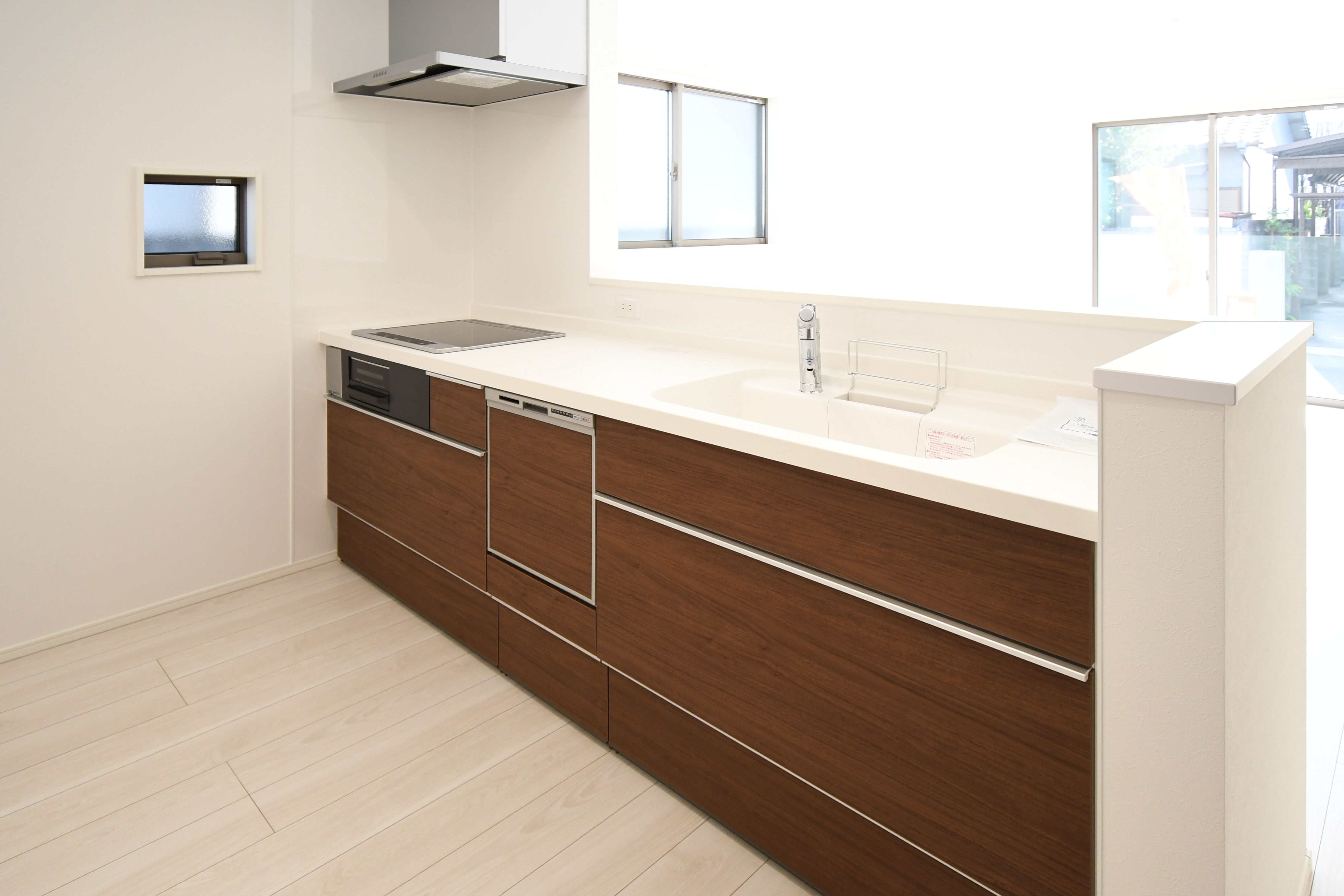 食洗器付きのシステムキッチン。洗い物の時間を削減でき、家事の負担を軽減してくれます。※施工事例になります。実際と色やデザインが異なりますので詳しくはお問い合わせください。