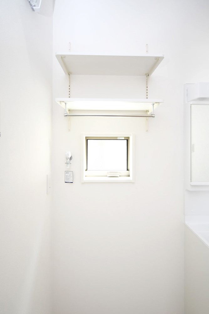 洗濯機上のデッドスペースを収納に！ シャンプーや洗剤のストック、掃除道具の収納にも！※施工事例です。実物とは異なります。