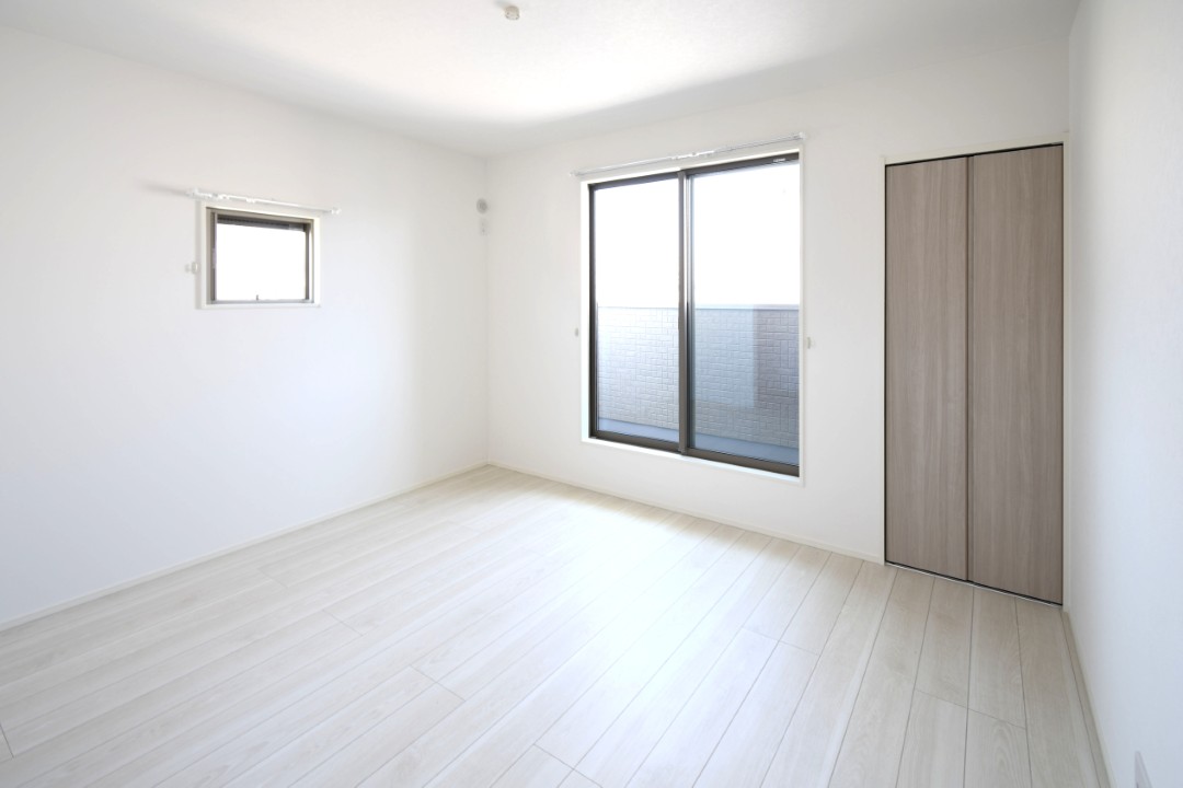 主寝室は広々していて安らげる空間に。大きな窓から光が差し込み、朝の目覚めも良さそう♪