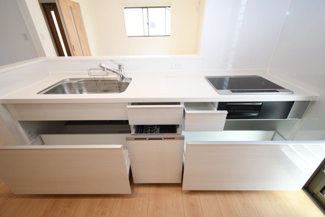 対面式キッチンは家事をしながら家族を見守り、コミュニケーションの取れる人気のスタイル。食洗器付きで洗い物の時間を削減でき、家事の負担を軽減してくれるキッチンです。