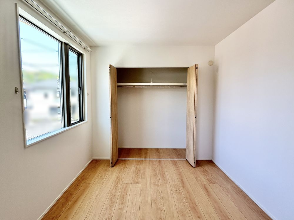 寝室クローゼット。パイプハンガー付きで大切な洋服も掛けて収納できます！※施工事例です。実際とは異なります。