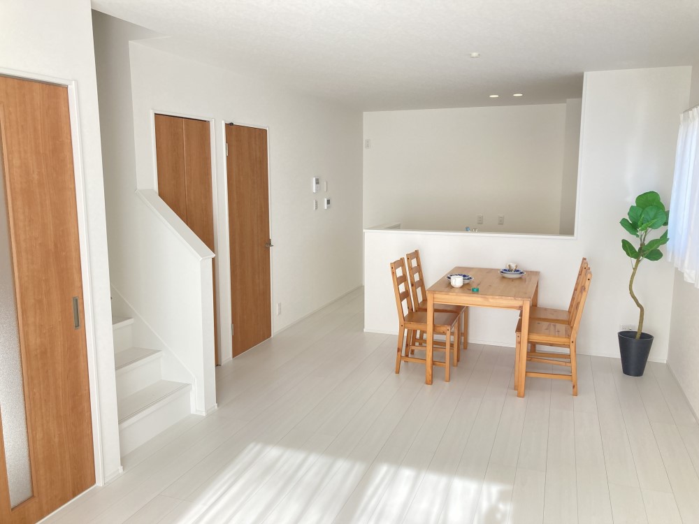 16.7帖の広々LDK!キッチンから部屋全体が見渡せ、家事をしながらお子様の動きも見守れます。