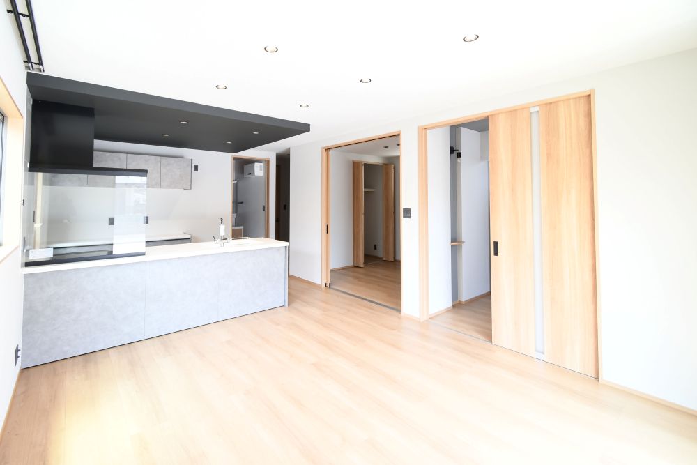 家族が集まるリビングは広々20帖！キッチンからもリビングが見渡せるため、どこに居ても家族を感じ、会話もはずみますね。 ※施工事例です。実物とは異なります。詳しくはお問い合わせください。