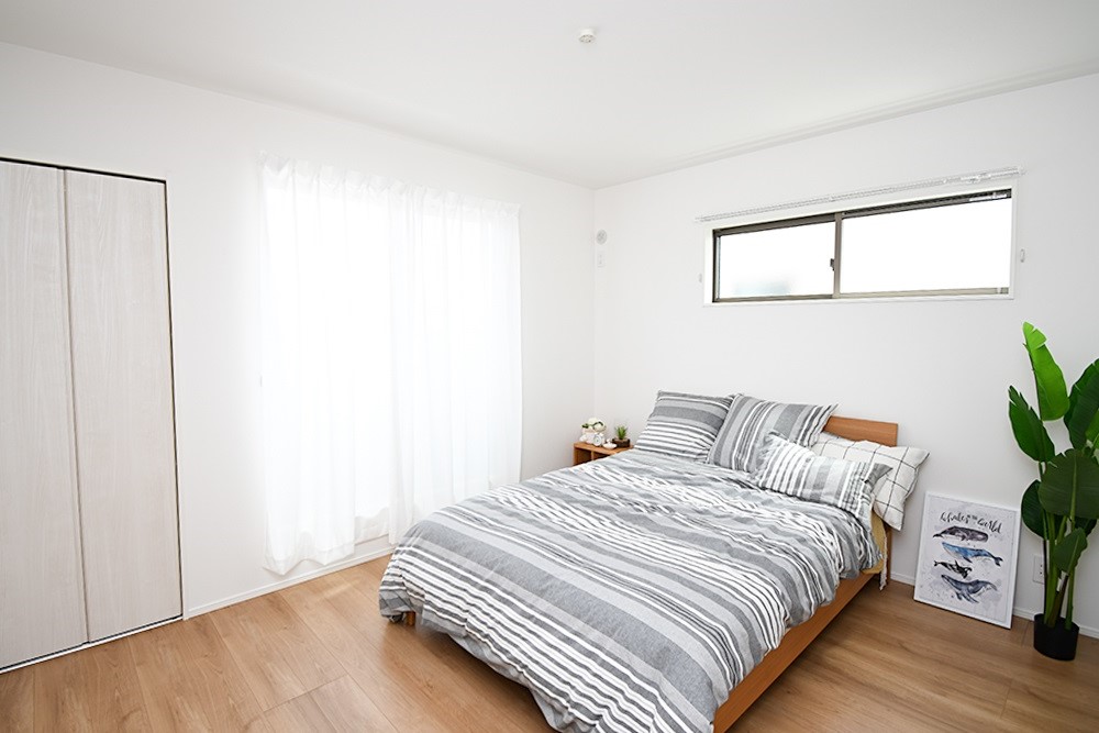 主寝室は広々していて安らげる空間に。バルコニーにすぐアクセスできるため、お洗濯物の片付けもらくらく♪※施工事例です。実物とは異なります。