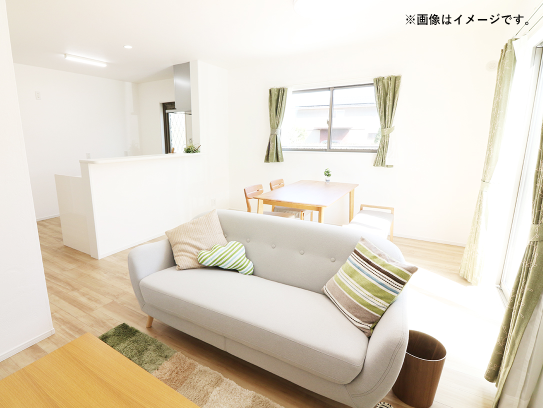 家族が集まるリビングは広々16帖!キッチンからもリビングが見渡せるため、どこに居ても家族を感じ、会話もはずみますね。 ※施工事例です。実物とは異なります。詳しくはお問い合わせください。