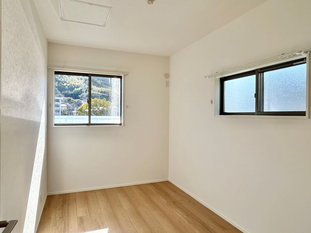 2階には寝室以外に洋室が2部屋。すべての居室でハイドアを採用しており、広々とした空間を演出。※施工事例です。実物とは異なります。