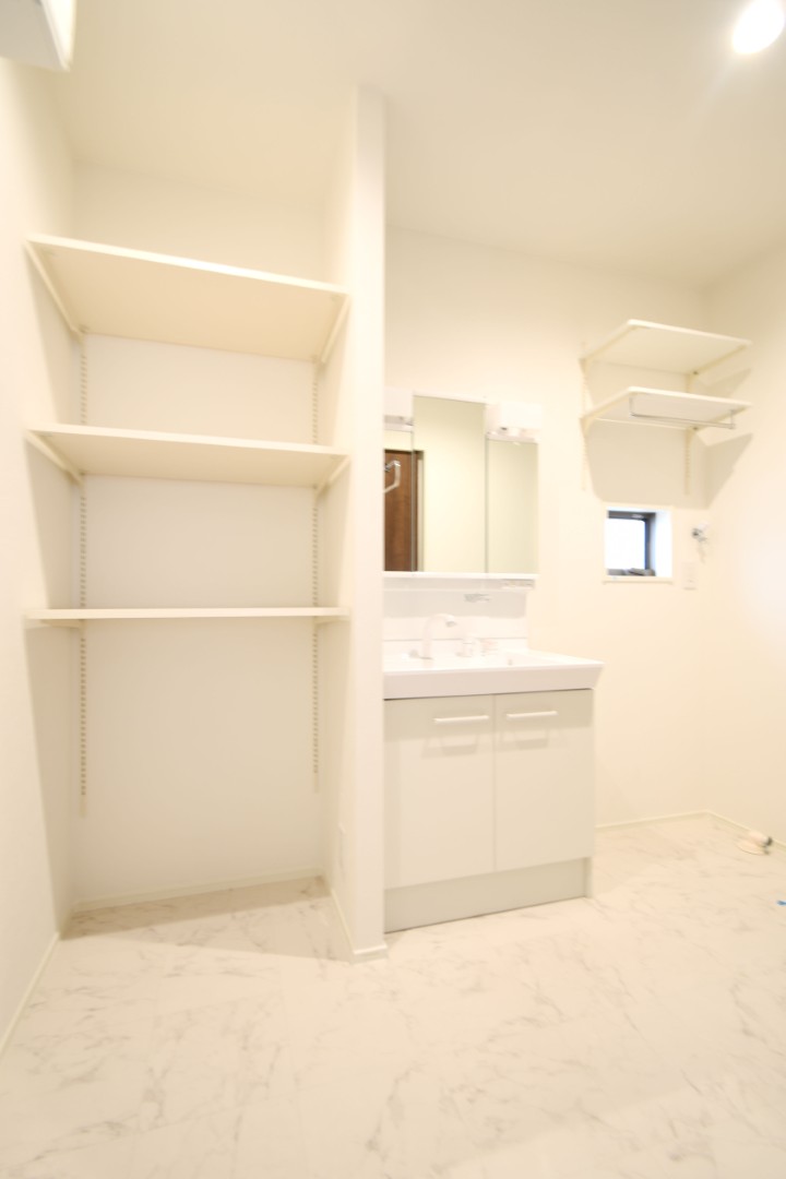 三面鏡の裏は収納スペースとなっており、物が多くなりがちな洗面台まわりをスッキリ保つことができます。