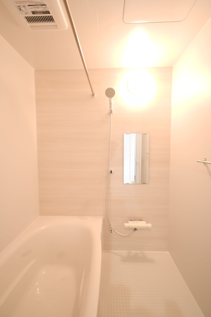 1日の疲れをほぐす、とっておきのリラクゼーションタイムを楽しむバスルーム。 美しく、機能的なデザインを採用、清潔感あふれる心地よい空間づくりにこだわりました。