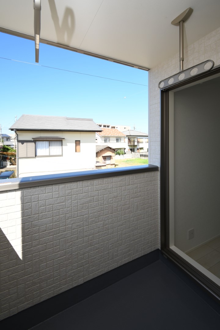 屋根付きバルコニーで急な雨で洗濯物が濡れる心配も少ない設計♪ 天井吊りパイプで足回りもすっきり♪ ※施工事例です。実物とは異なります。詳しくはお問い合わせください。