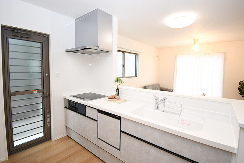 対面式キッチンは家事をしながら家族を見守り、コミュニケーションの取れる人気のスタイル。食洗器付きで洗い物の時間を削減でき、家事の負担を軽減してくれるキッチンです。※施工事例です。詳しくはお問い合わせください。