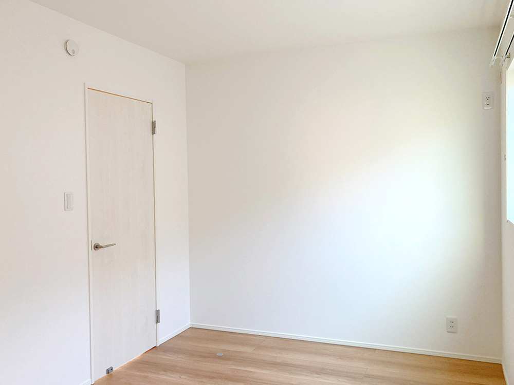 ２階は寝室以外に洋室が２部屋あります！※施工事例になります。実際と色やデザインが異なりますので詳しくはお問い合わせください。